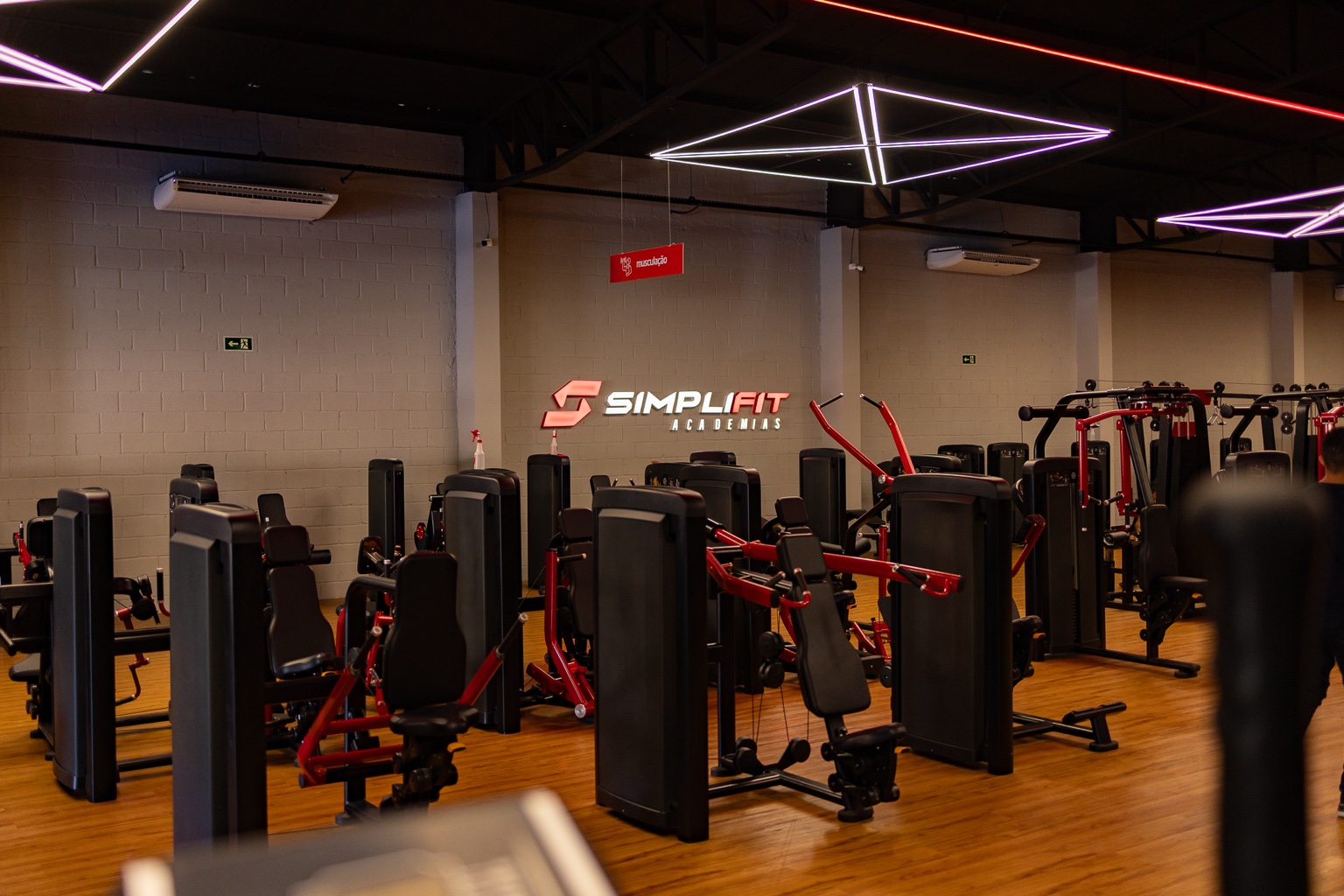 Área de musculação da Simplifit Academias com equipamentos modernos