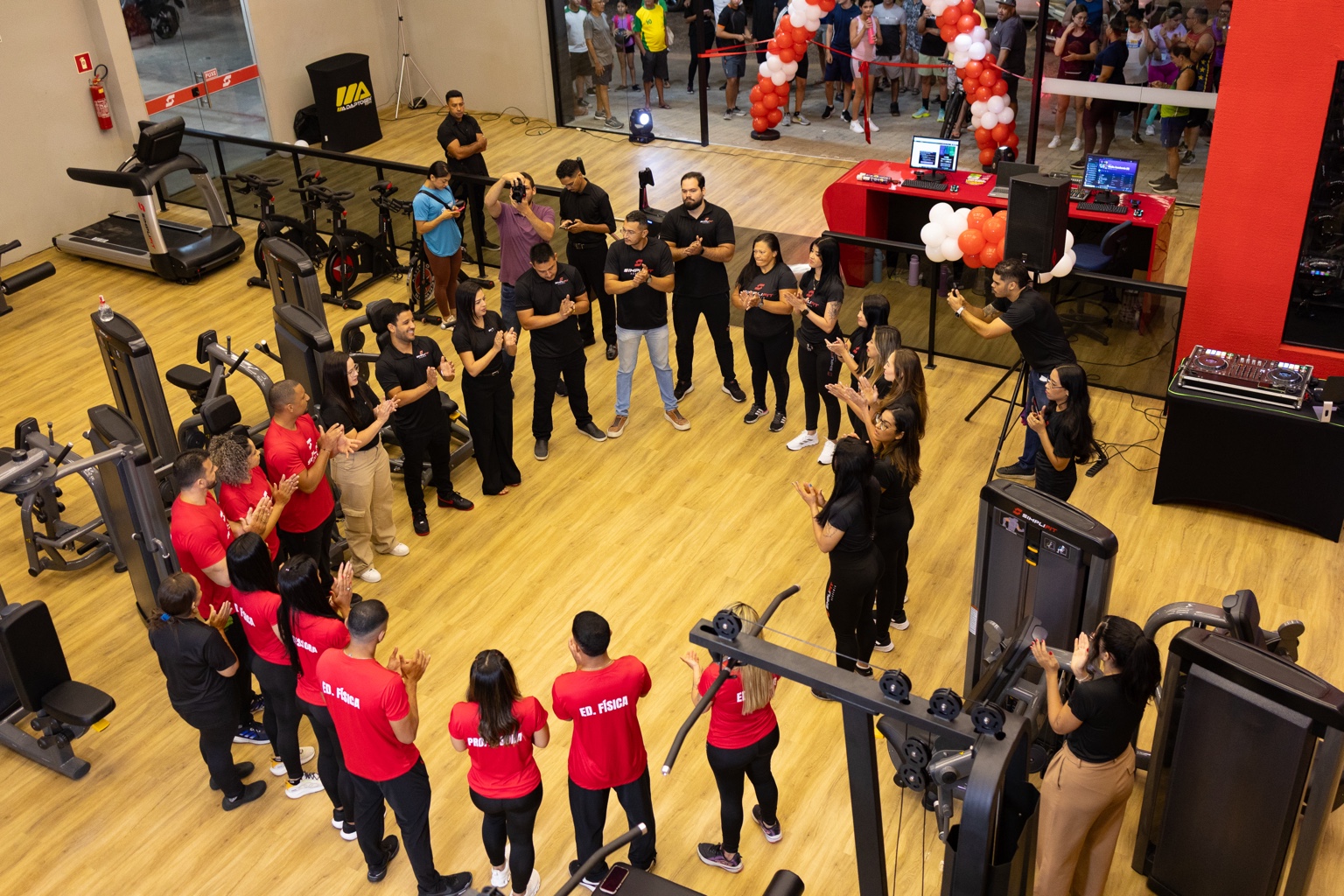 Equipe Simplifit reunida em unidade da academia